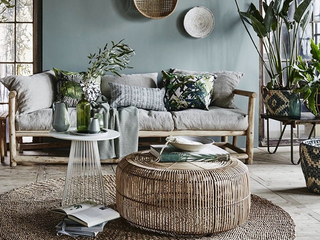 Chiếc bàn độc đáo từ mây tre kết hợp với sắc xanh nhạt của bức tường